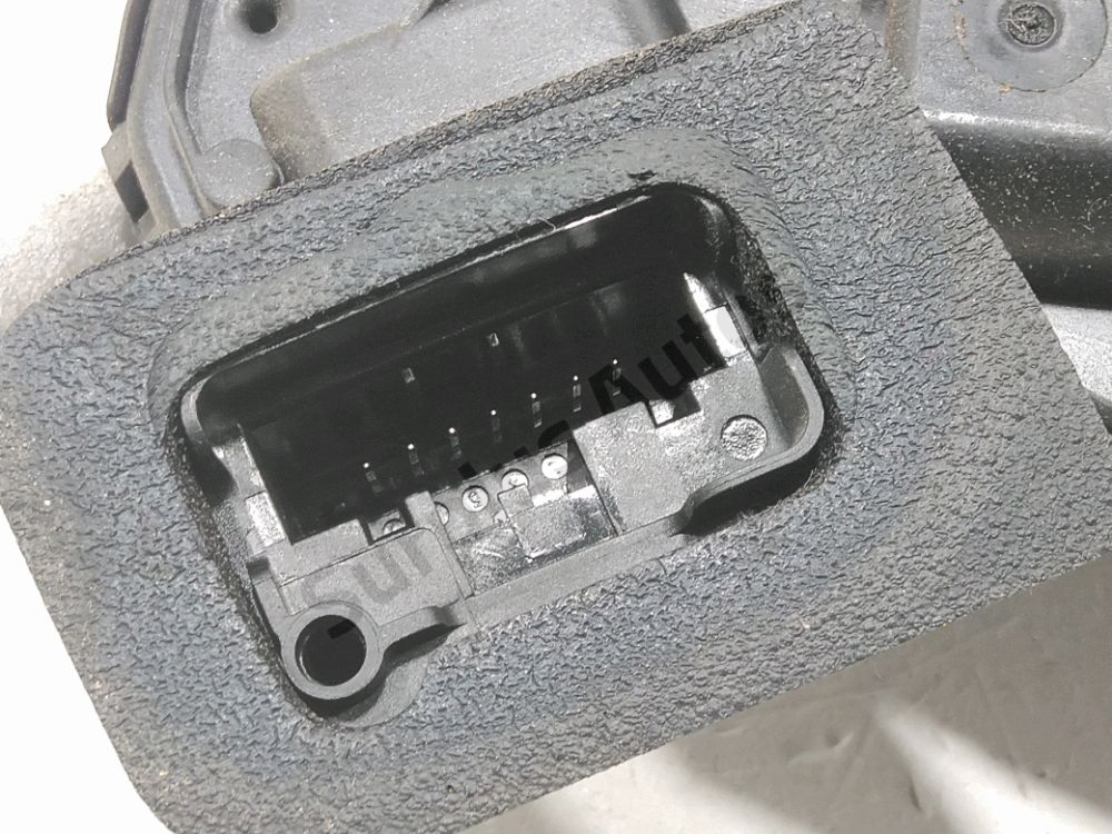 Serrure de porte avant droite