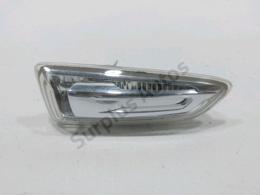 Repetiteur d'aile droit