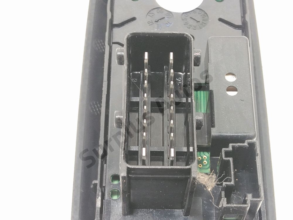 Commande lève-vitre avant gauche