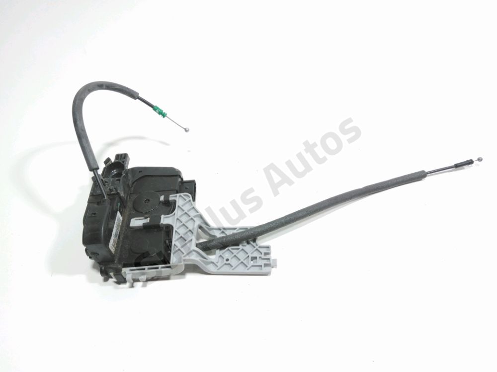 Serrure de porte avant droite