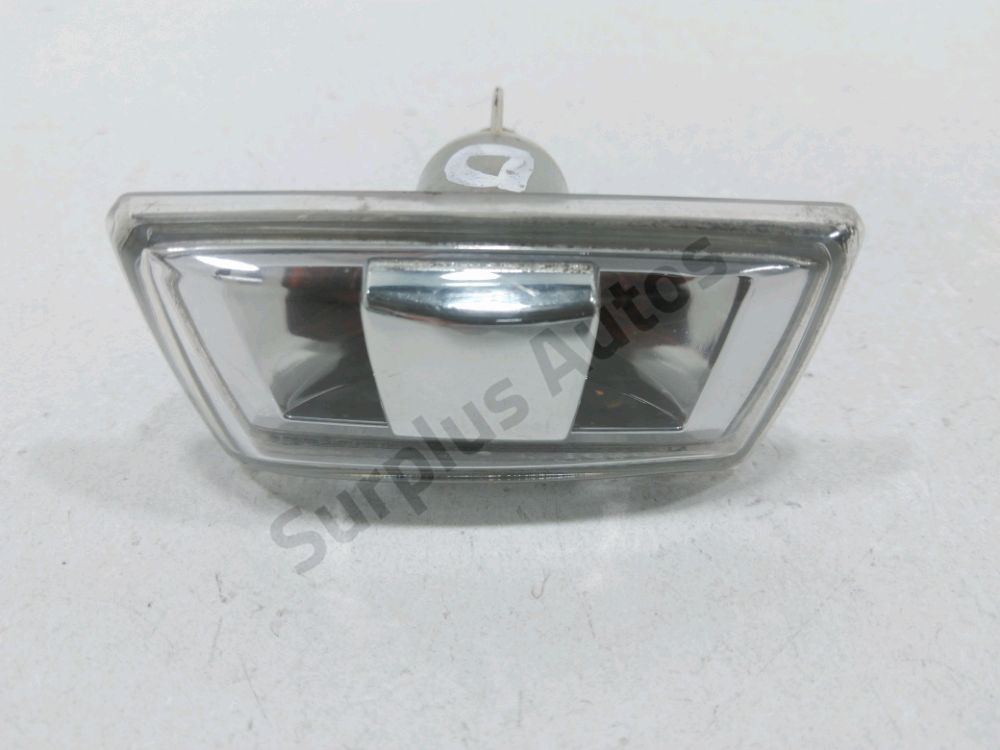 Repetiteur d'aile droit