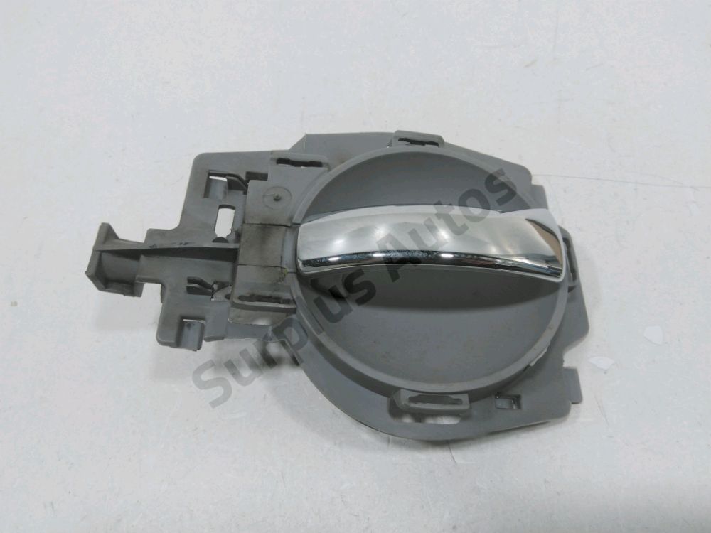 Poignee interieure porte avant gauche