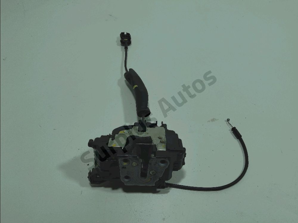 Serrure de porte avant droite