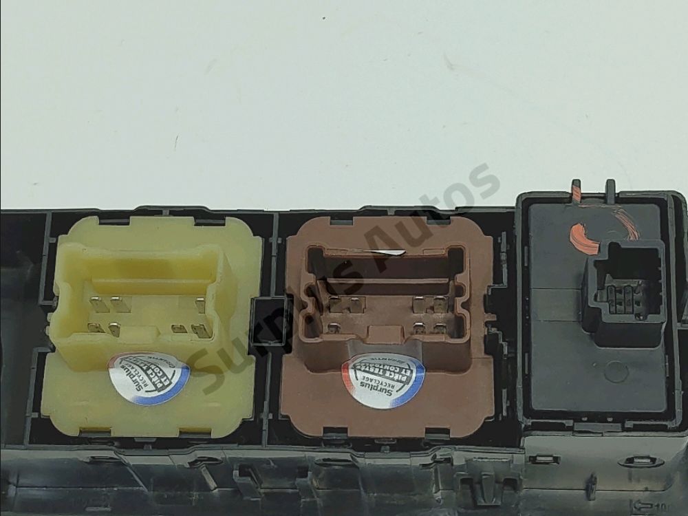 Commande lève-vitre avant gauche