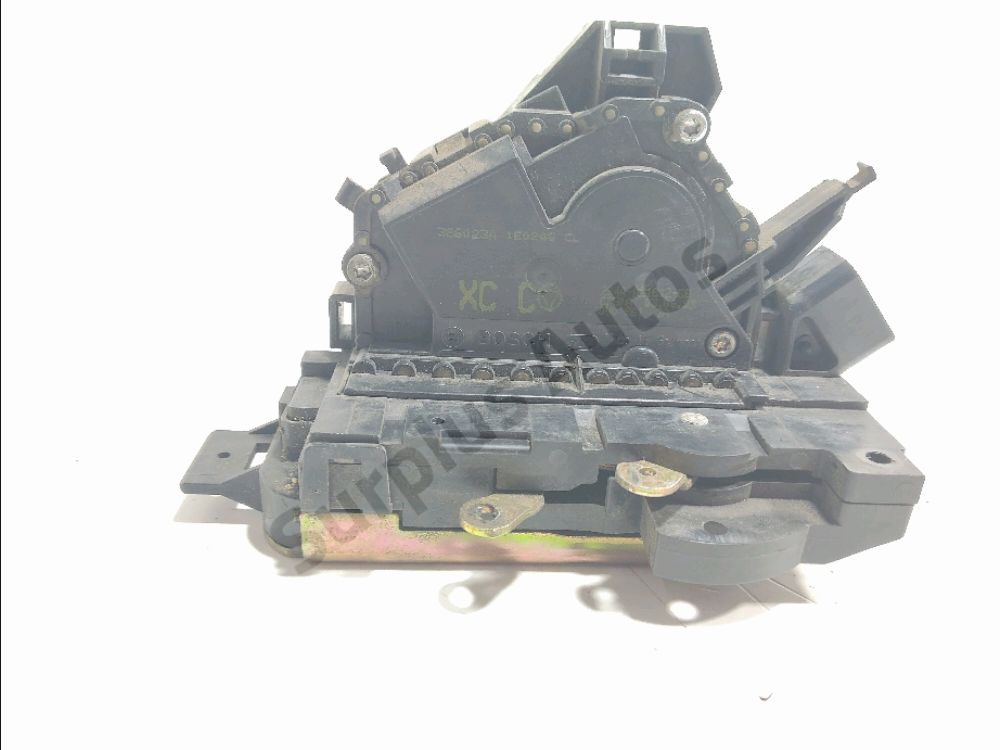 Serrure de porte avant droite