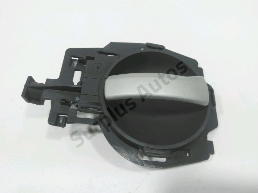 Poignee interieure porte avant gauche