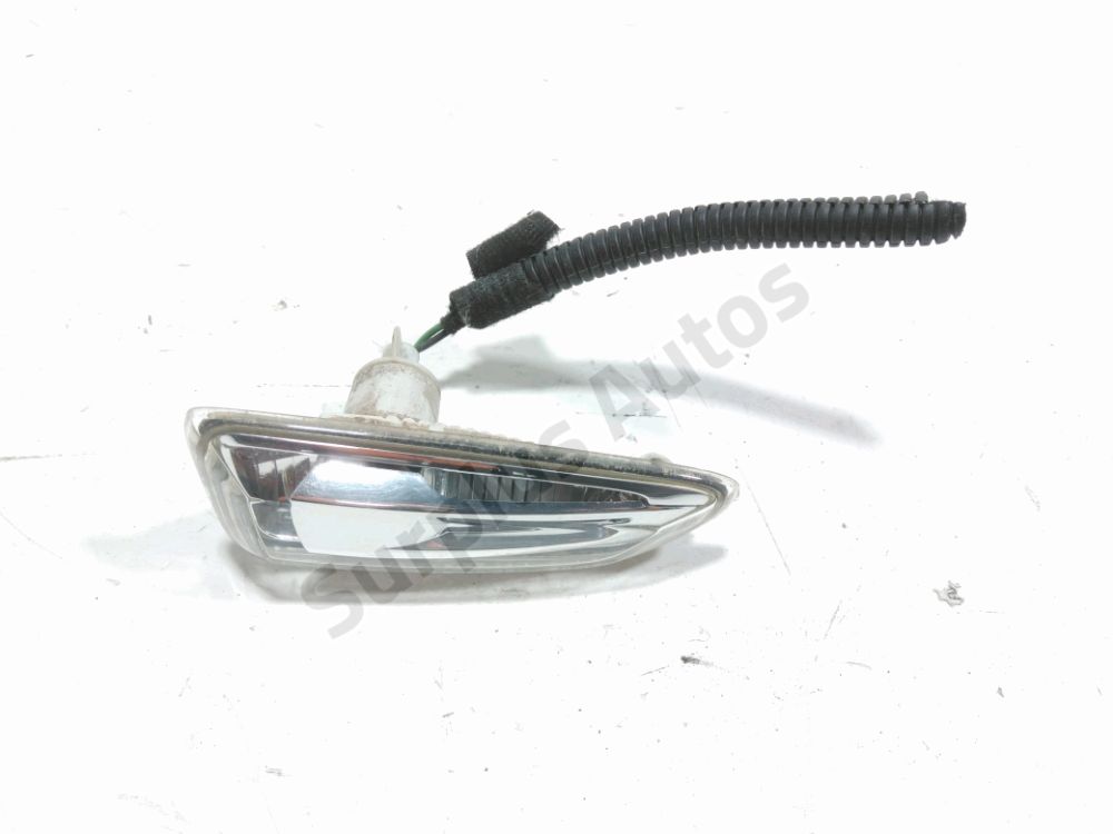 Repetiteur d'aile droit