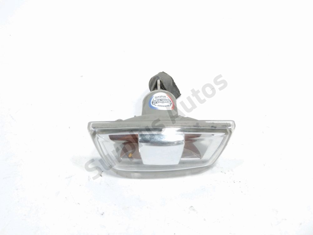 Repetiteur d'aile droit