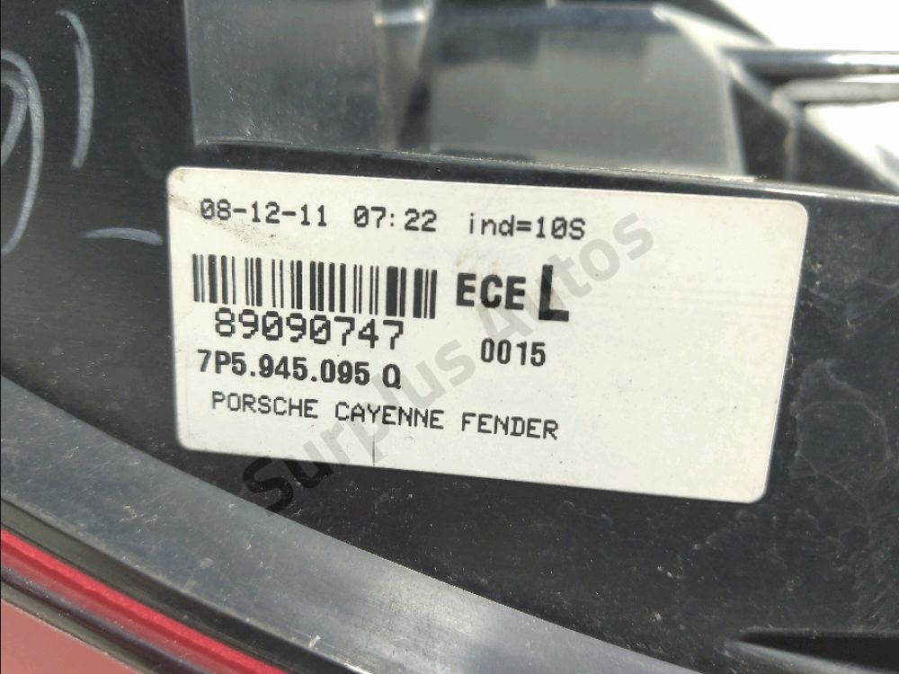 Feu arrière gauche