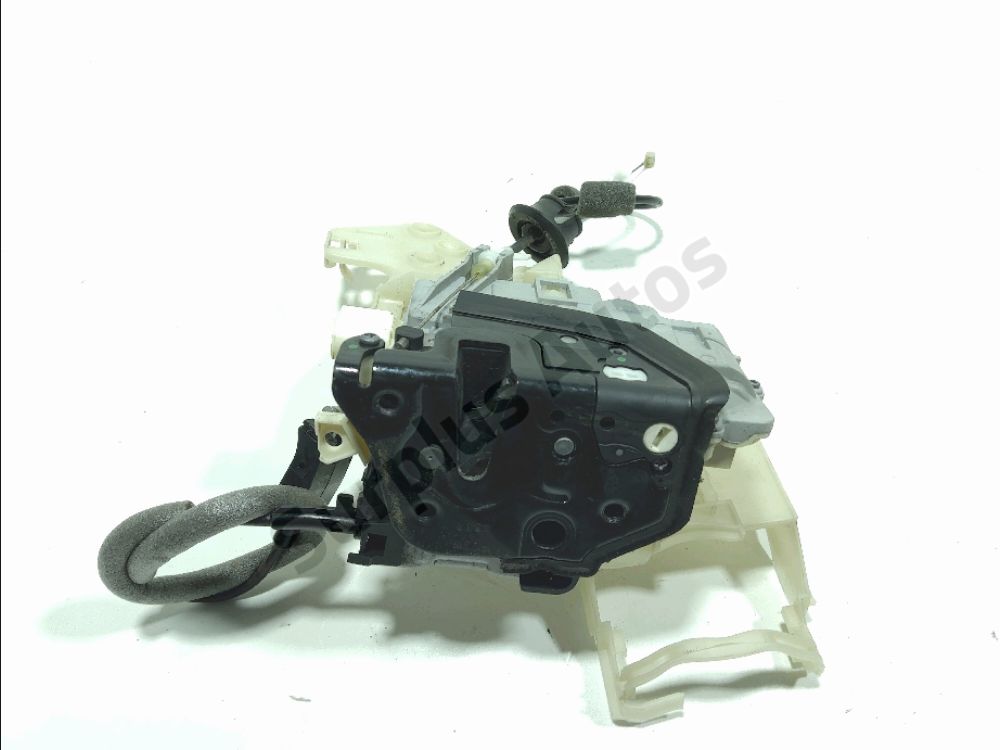 Serrure de porte avant droite