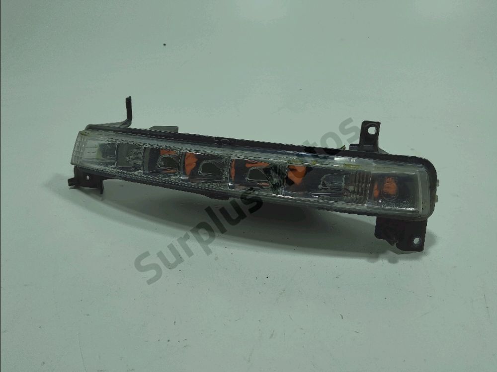 Feu diurne avant droit