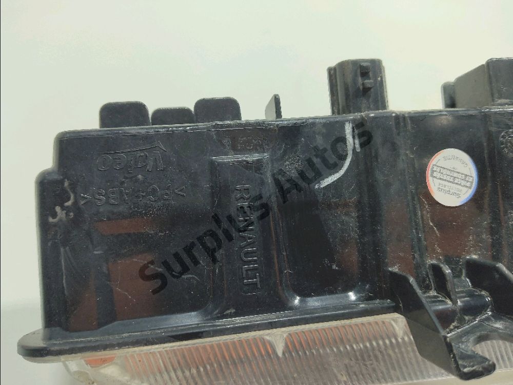 Feu diurne avant gauche