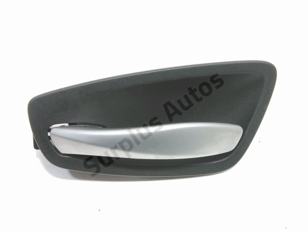 Poignee interieure porte avant gauche