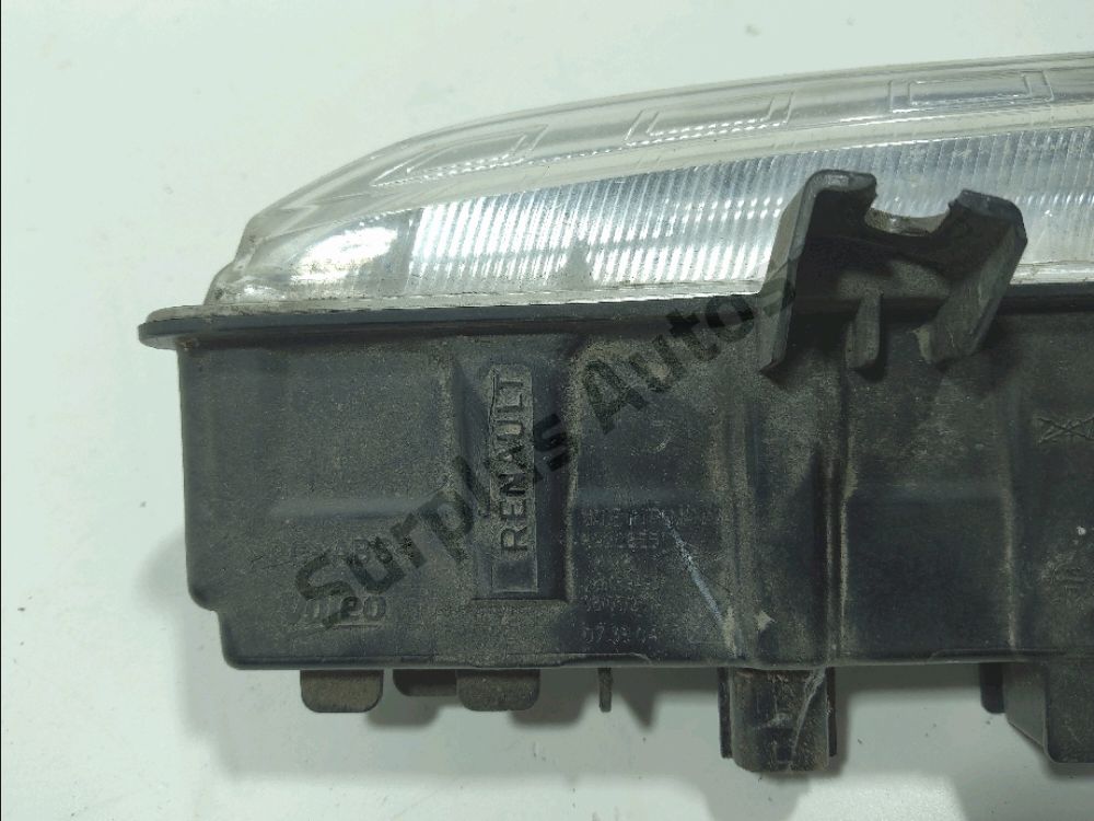 Feu diurne avant gauche