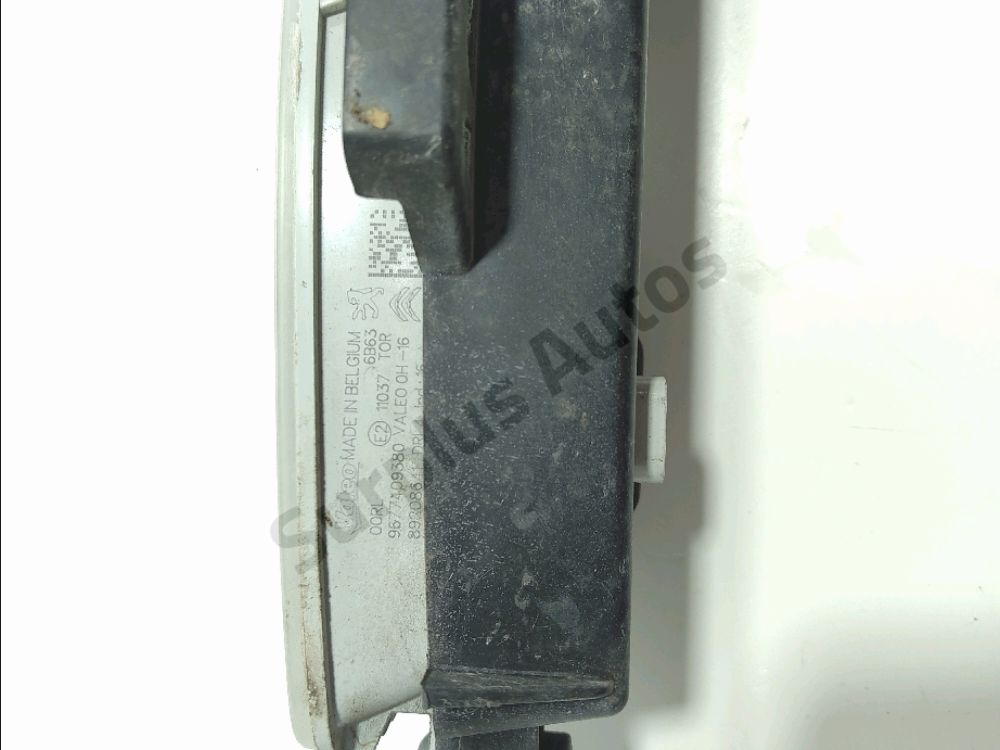 Feu diurne avant gauche