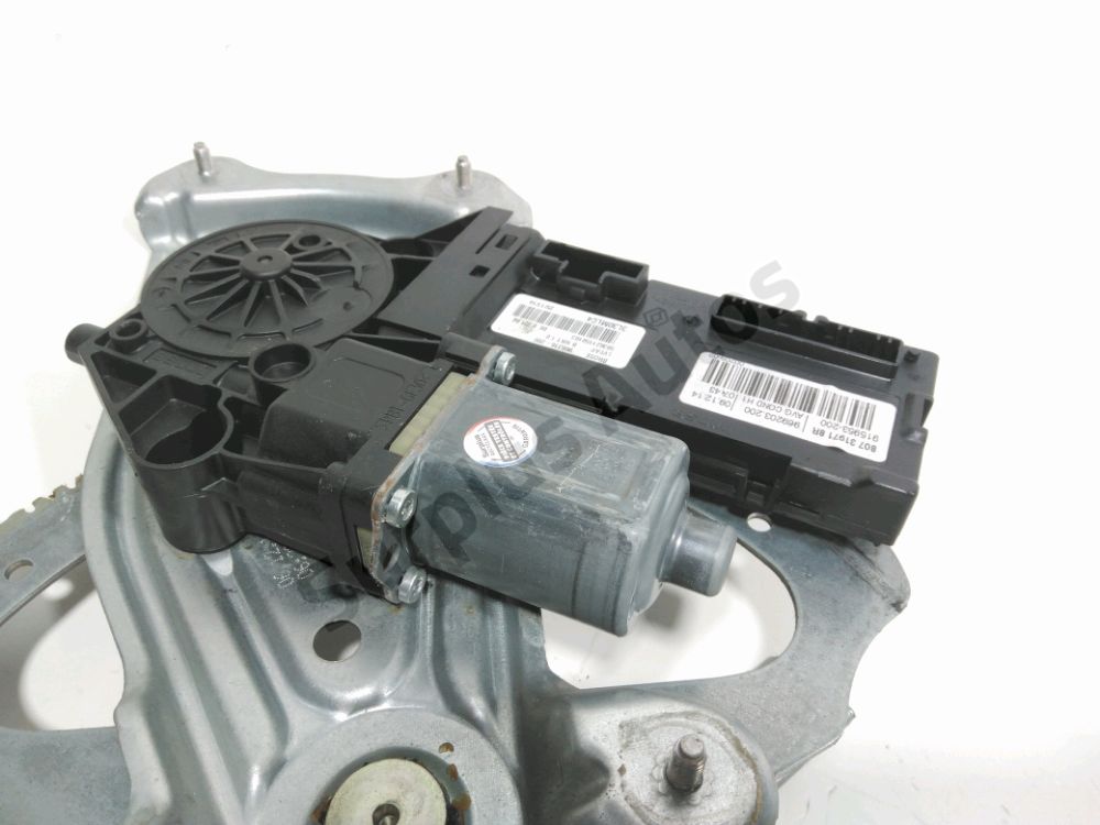 Lève-vitre électrique avant gauche