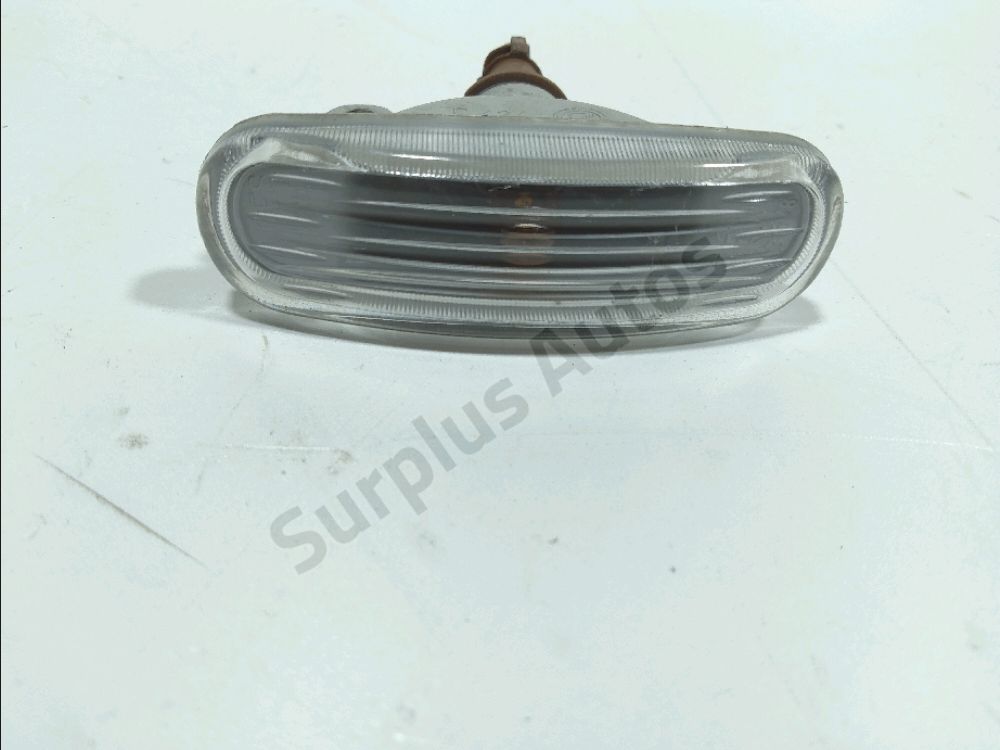 Repetiteur d'aile droit