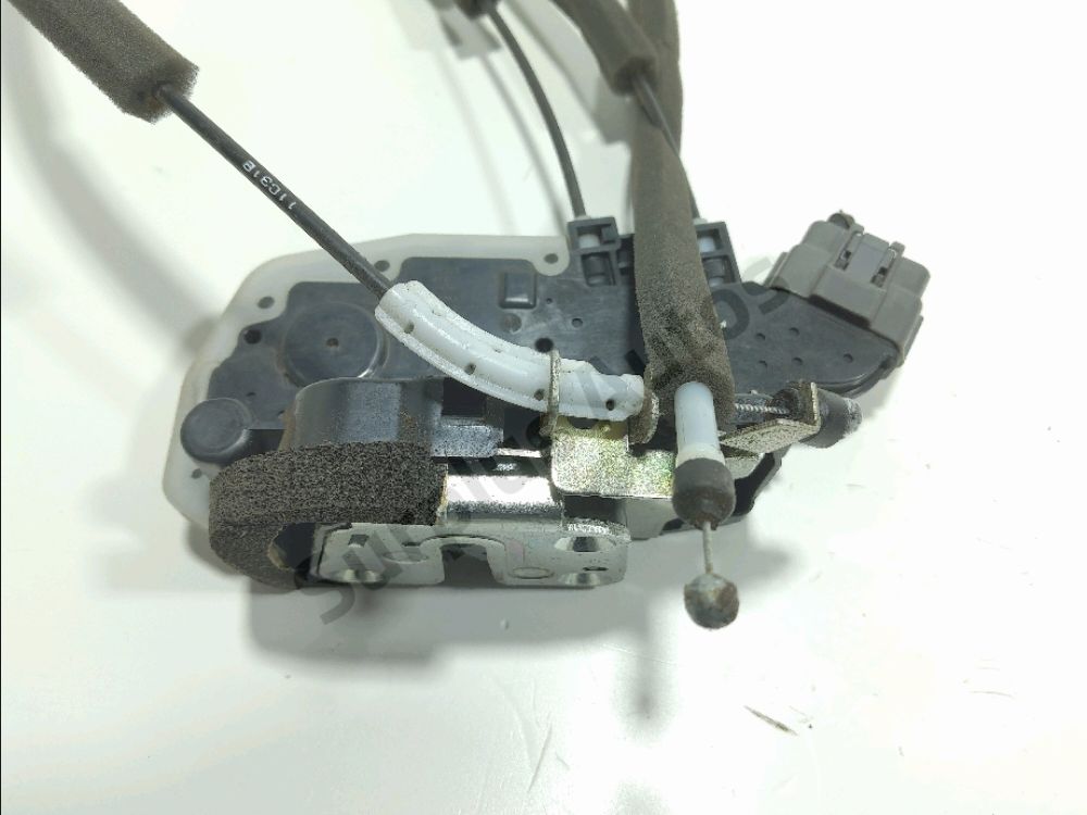 Serrure de porte avant droite