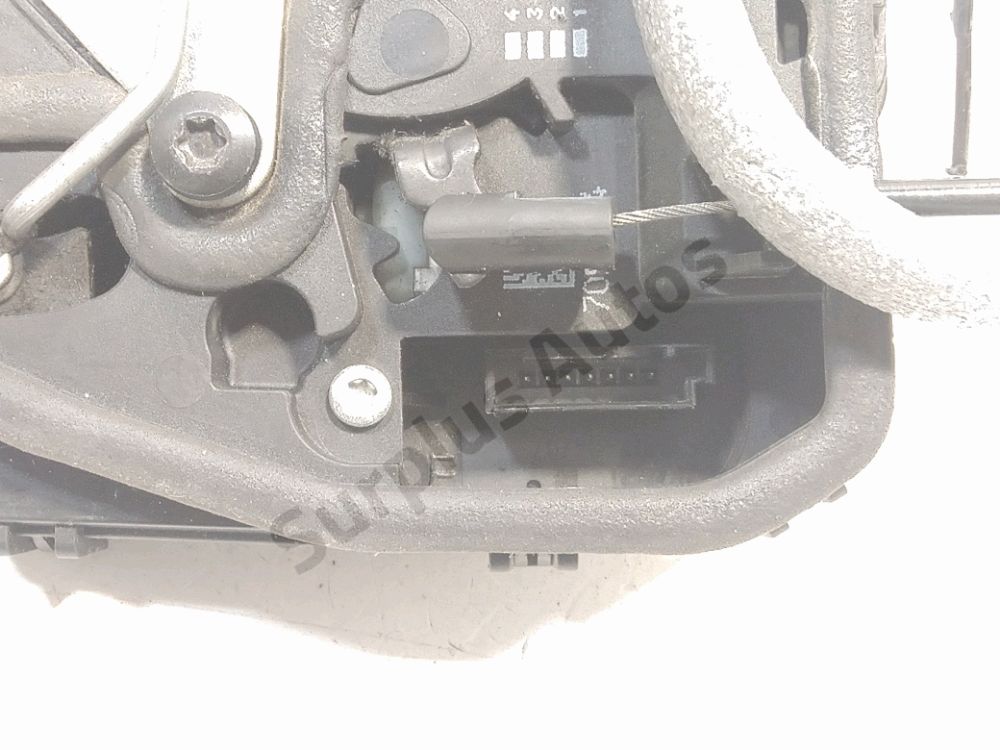 Serrure de porte avant droite