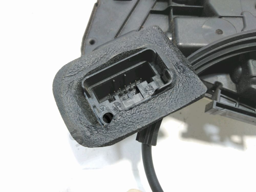 Serrure de porte avant droite