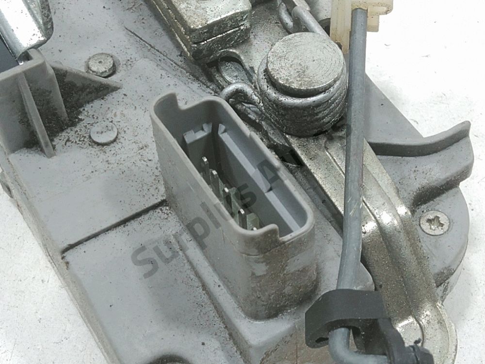 Serrure de porte avant droite