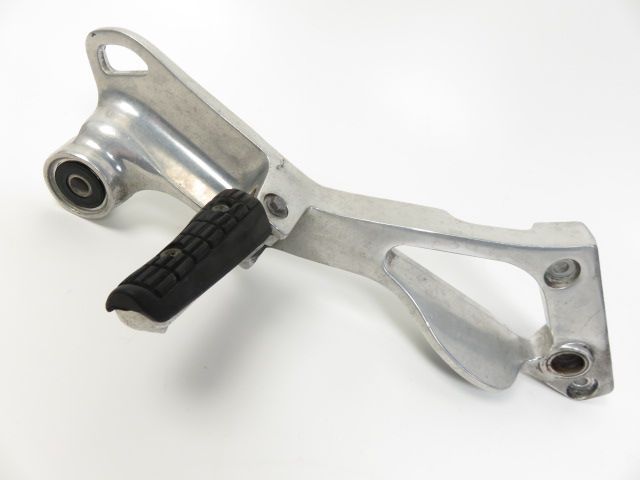 PLATINE ET REPOSE PIEDS ARRIERE DROIT