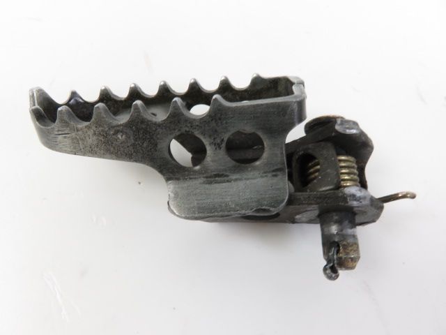 Repose pieds avant gauche