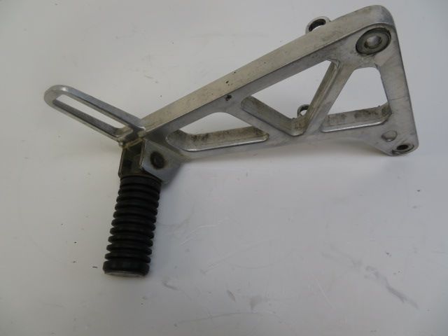 PLATINE ET REPOSE PIEDS ARRIERE DROIT