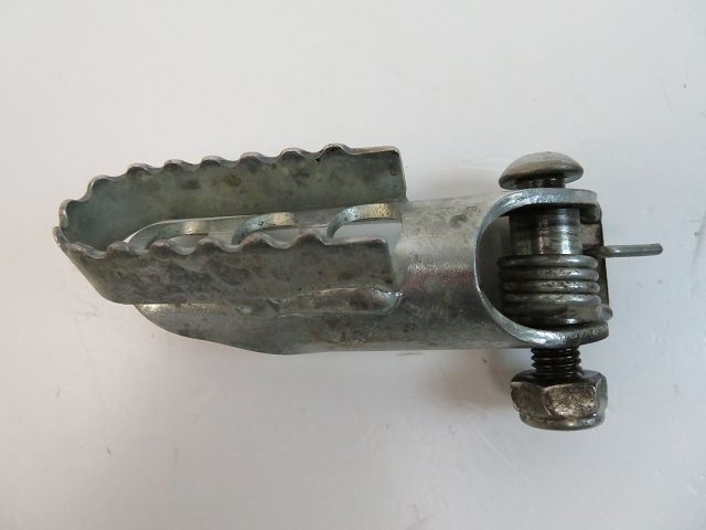 Repose pieds avant gauche