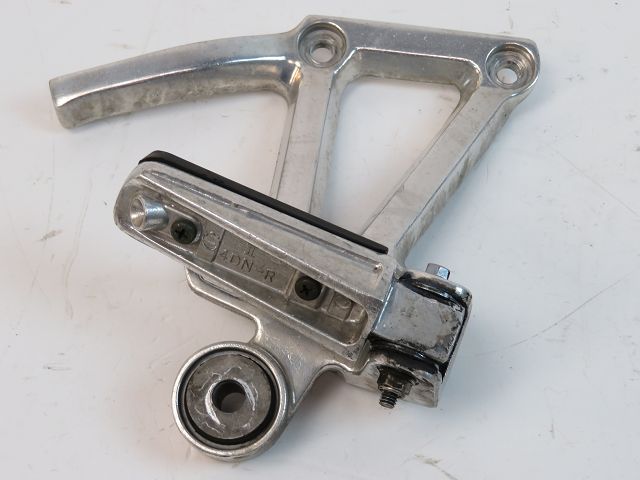 PLATINE ET REPOSE PIEDS ARRIERE DROIT