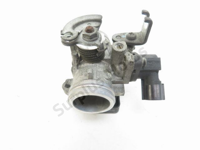 Corps d'injection gauche