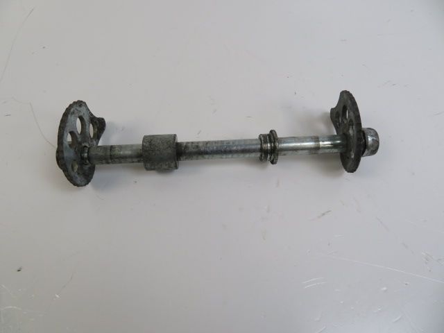 Axe de roue arriere