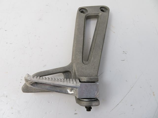 PLATINE ET REPOSE PIEDS ARRIERE DROIT