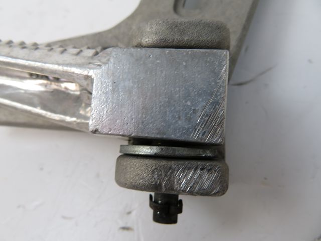 PLATINE ET REPOSE PIEDS ARRIERE DROIT