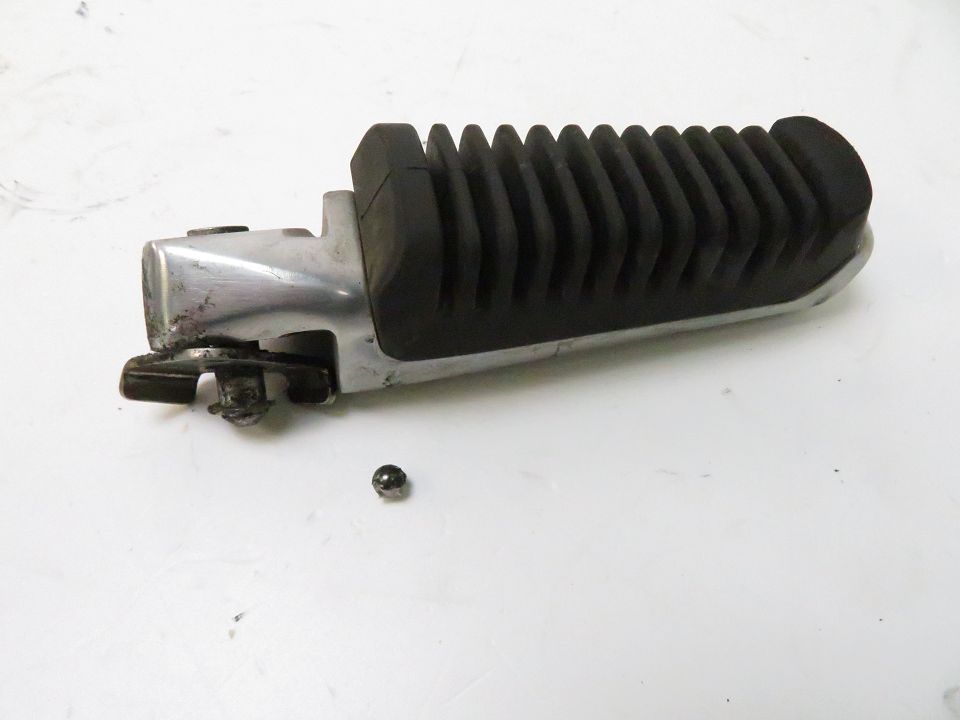 Repose pieds arriere droit