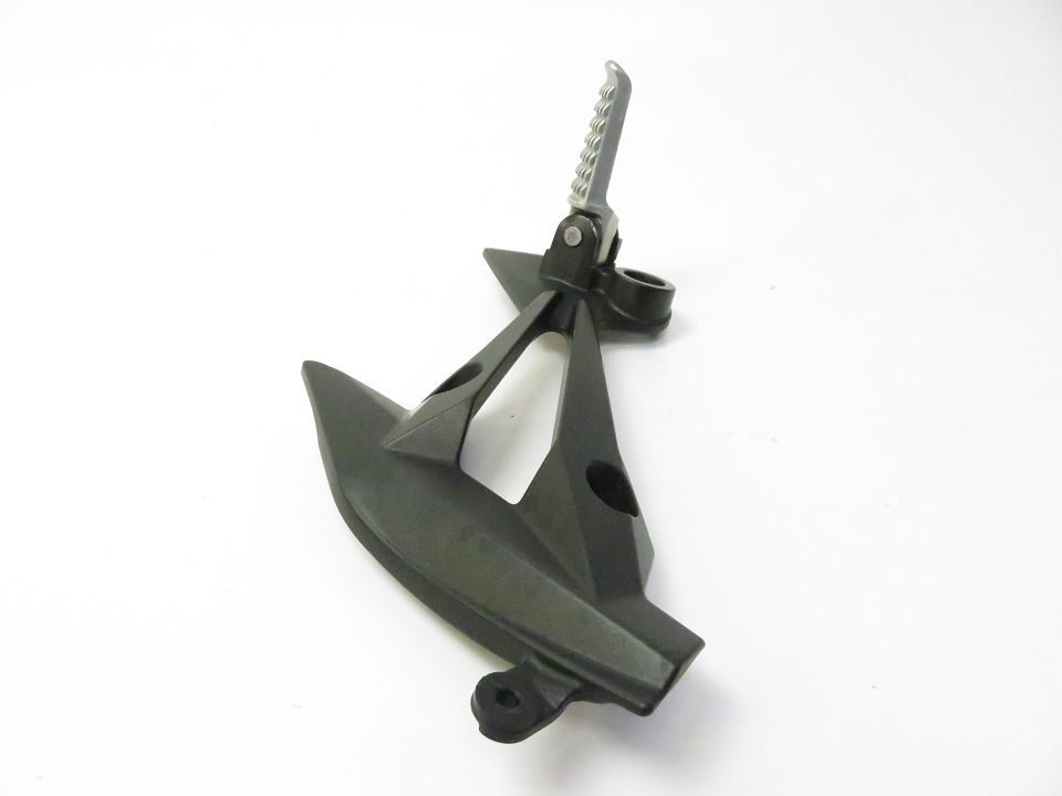 PLATINE ET REPOSE PIEDS ARRIERE DROIT