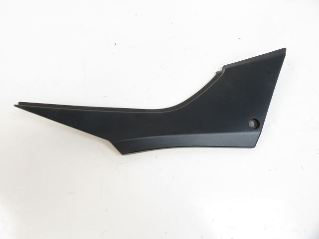 Cache lateral droit
