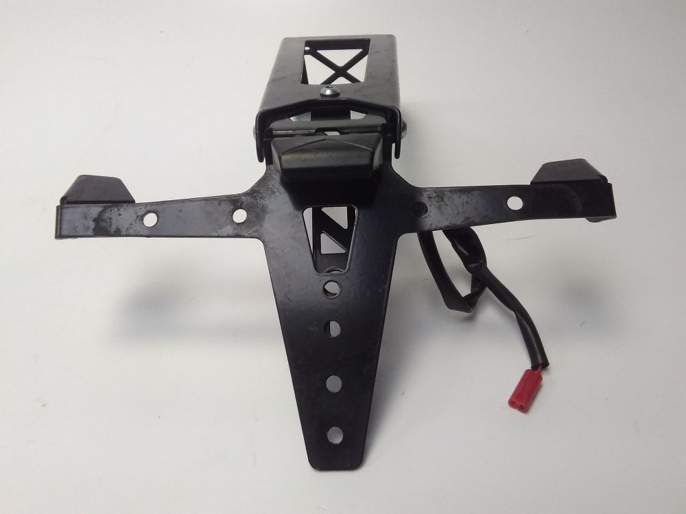 SUPPORT DE PLAQUE ET ECLAIRAGE