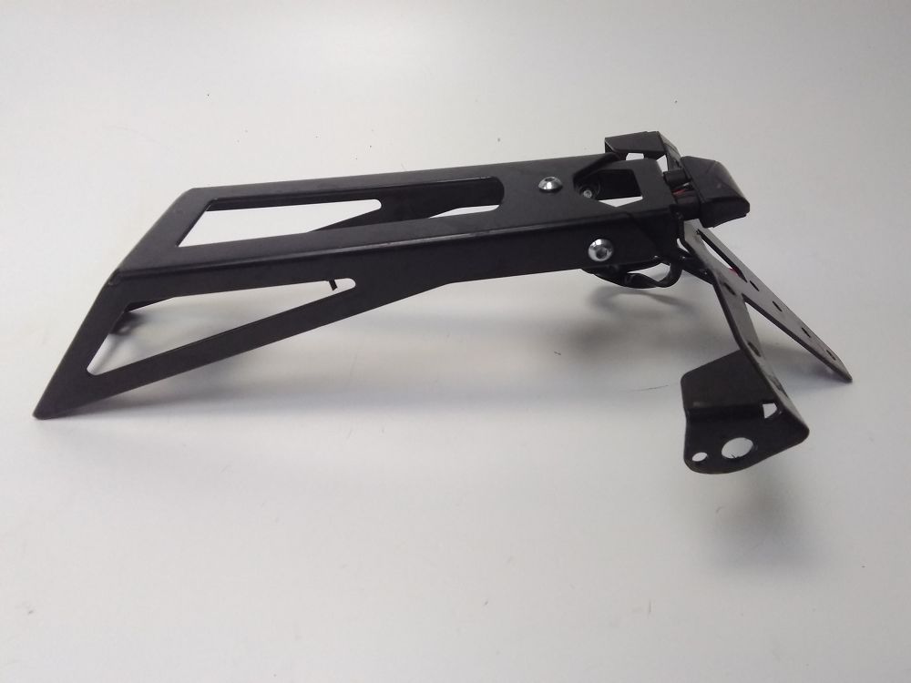 SUPPORT DE PLAQUE ET ECLAIRAGE