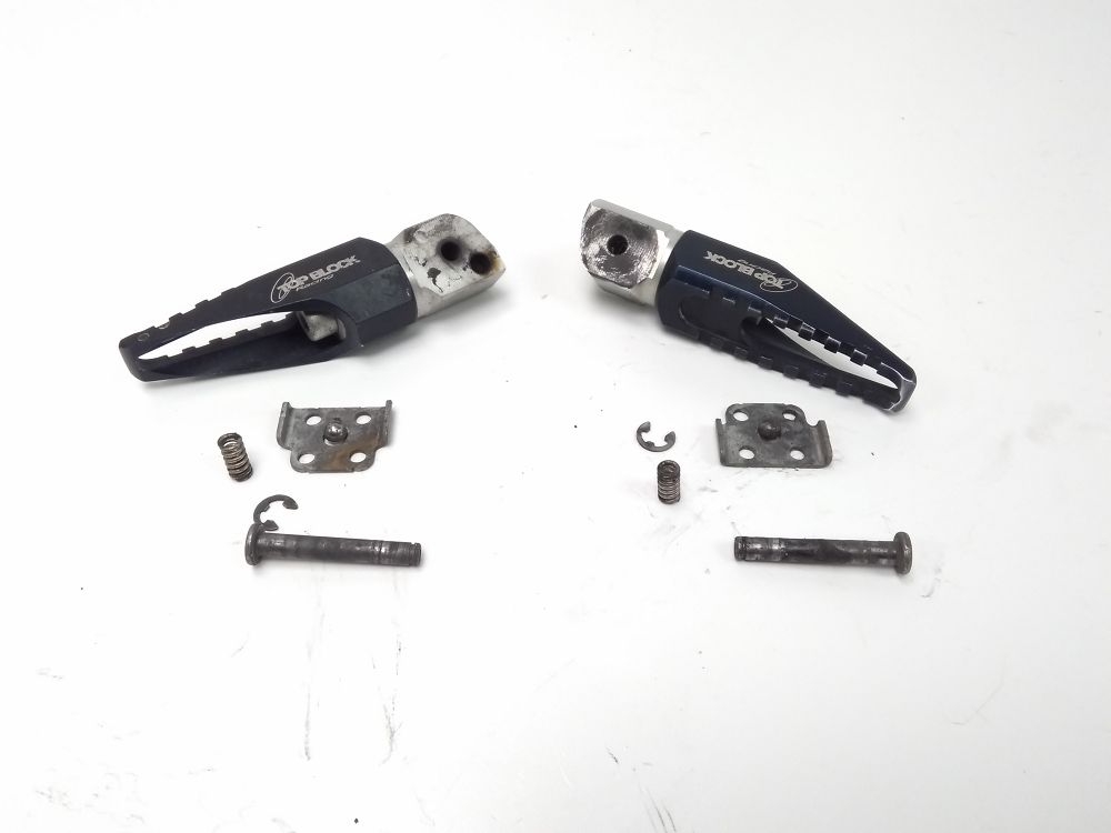 Repose pieds avant gauche