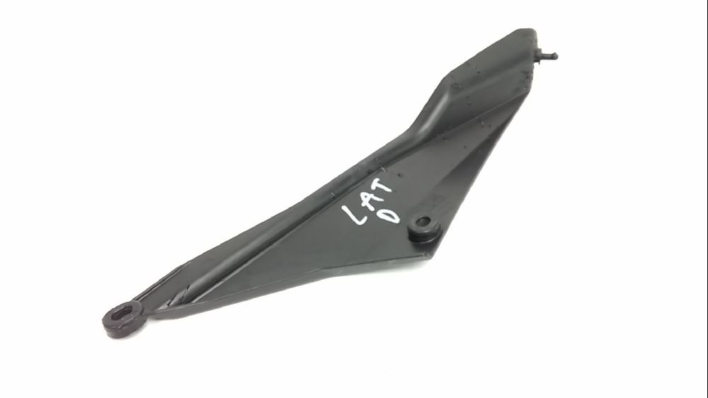 CACHE LATERAL DROIT