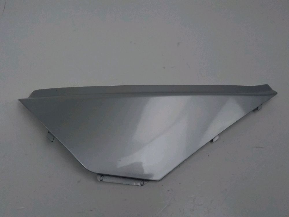 Cache lateral gauche