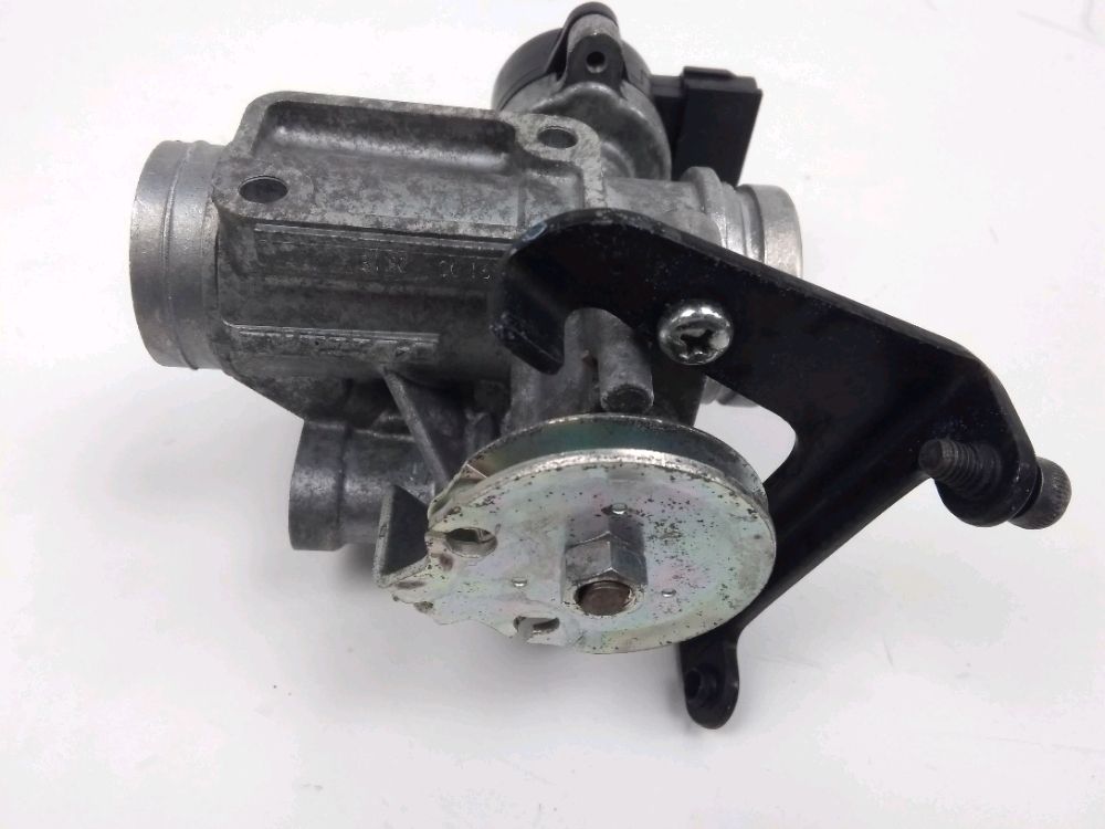 Corps d'injection gauche