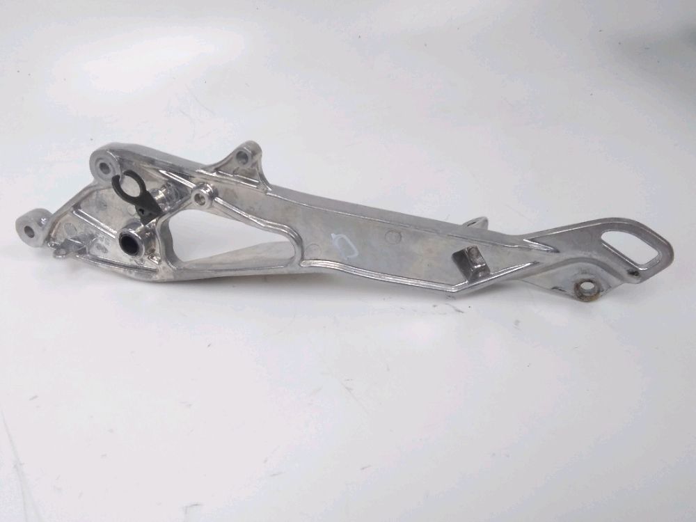 PLATINE AVANT DROITE