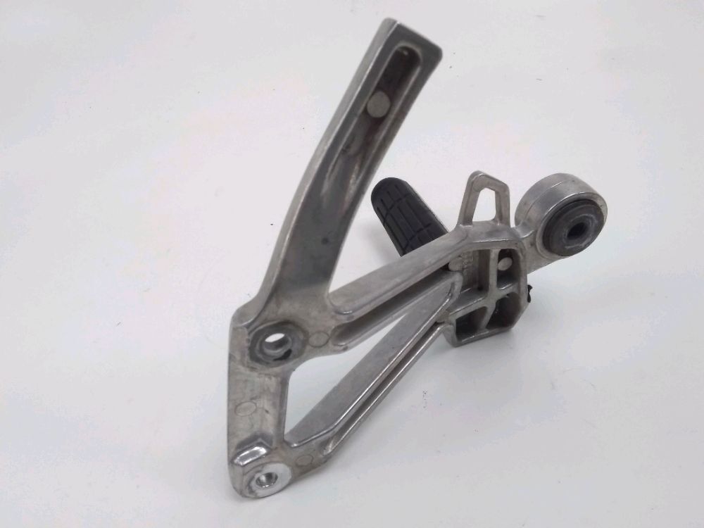 PLATINE ET REPOSE PIEDS ARRIERE DROIT