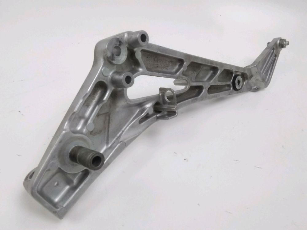 PLATINE AVANT DROITE