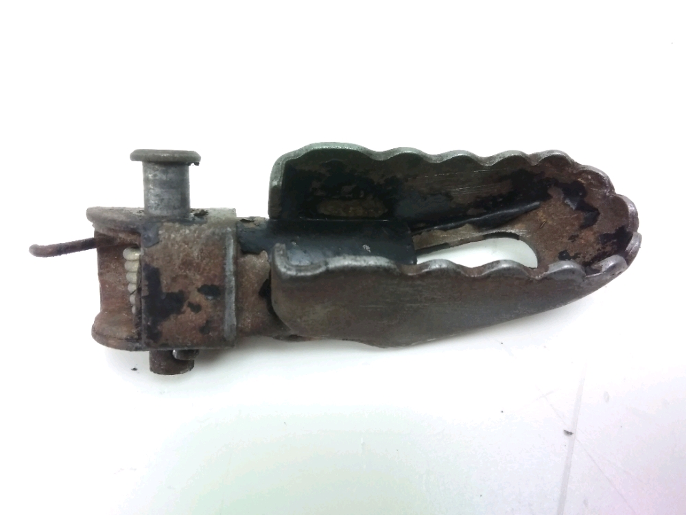 Repose pieds avant droit