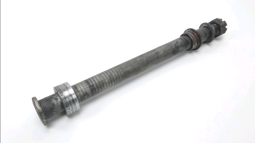 Axe de roue arriere
