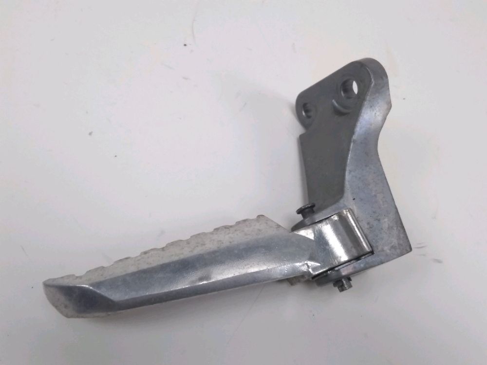 PLATINE ET REPOSE PIEDS ARRIERE DROIT