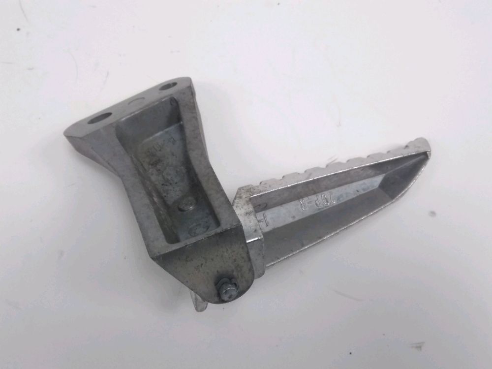 PLATINE ET REPOSE PIEDS ARRIERE DROIT